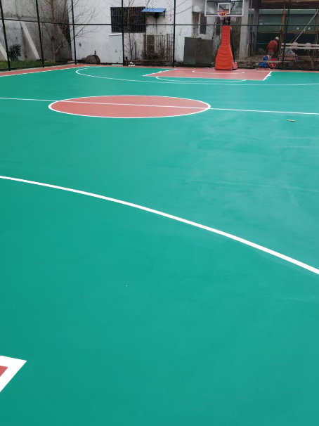 德令哈 球场长期使用易出现地面开裂